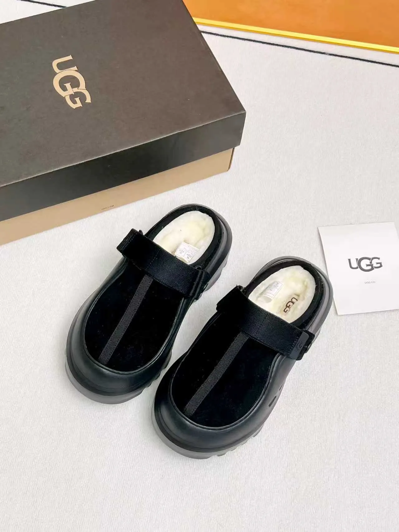 p500🐮🐮 (same style for men and women) UGG 2025 new small potato, half drag and one kick to unlock the relaxed feeling, lightweight and thin sole, always light and fashionable, casually stepping out of the new style, it feels very UGG, classic suede with soft wool lining insole, rubber foam outsole, hot stamped logo ✅Color: bright green, bright yellow, maroon, black ✅Number of codes: 35 to 45 (synchronized with the official website)
